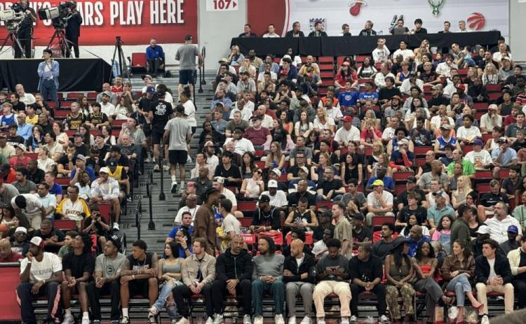 狄龙今日到现场观战火箭夏联比赛 坐在斯通与乌度卡中间