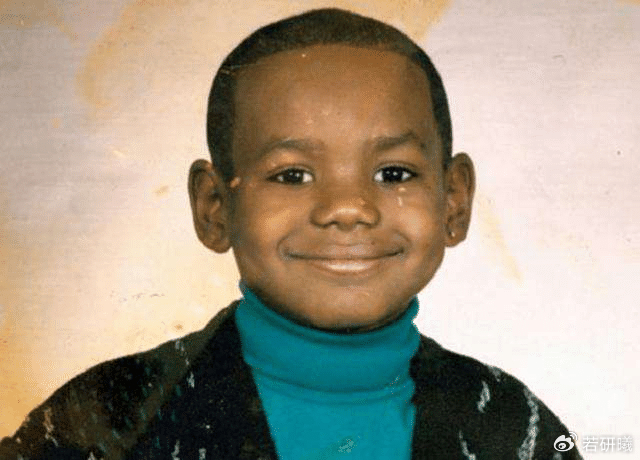 b体育官网-NBA球星童年照:库里变化最大,认出5个才算得上老球迷|斯蒂芬·库里|詹姆斯|德维恩·韦德|保罗·皮尔斯|保罗-皮尔斯_新浪体育_新浪新闻